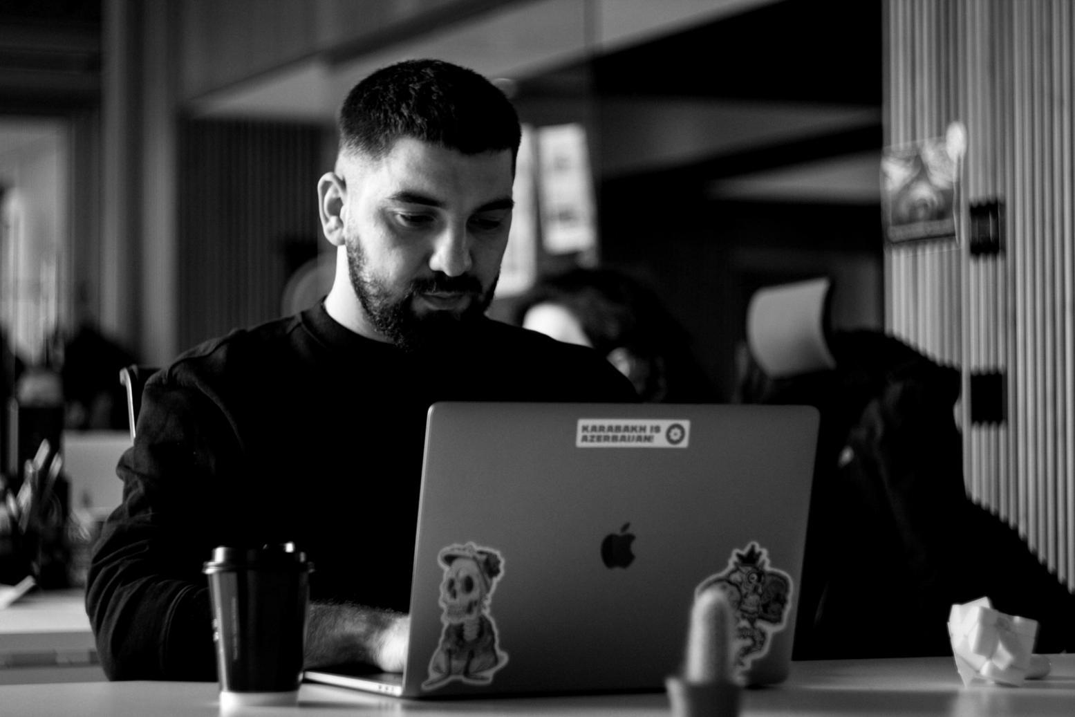 Teilnehmer arbeiten gemeinsam an Finanzplänen